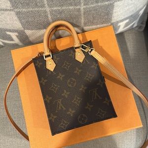 Louis Vuitton Monogram Petit Sac Plat